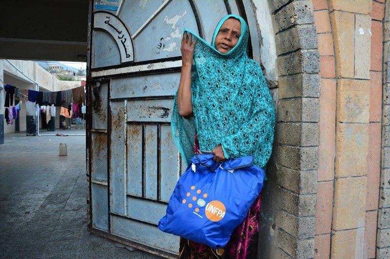 سيدة تحمل حقيبة الكرامة في اليمن