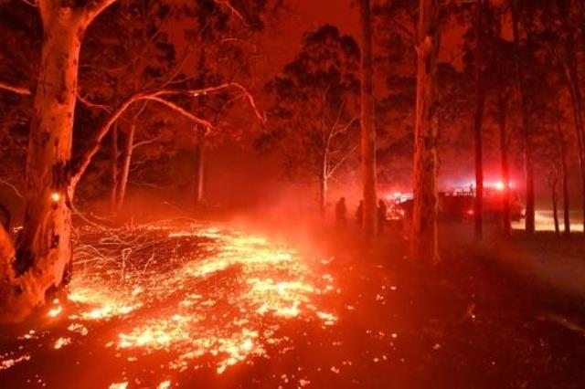 رجال الاطفاء يكافحون الحرائق في محيط بلدة نوارا بو