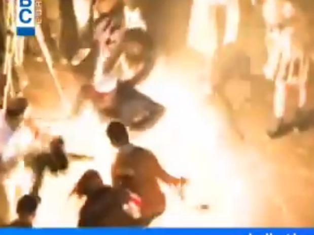 شاب لبناني يضرم النار في جسده وسط حشد من المعتصمين