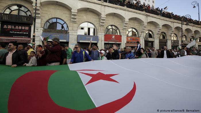 حراك الاحتجاج الجزائري بدأ تظاهراته في فبراير الما