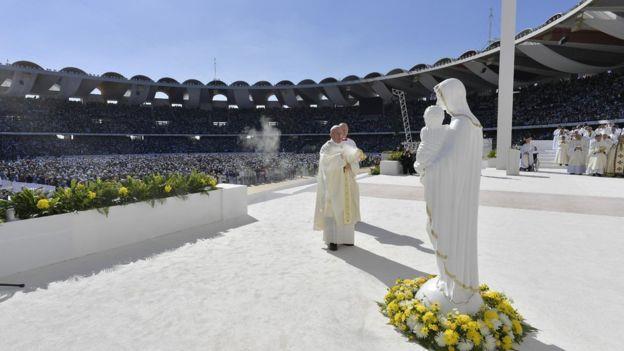 البابا فرانسيس يؤدي الصلاة في ملعب الشيخ زايد في ا