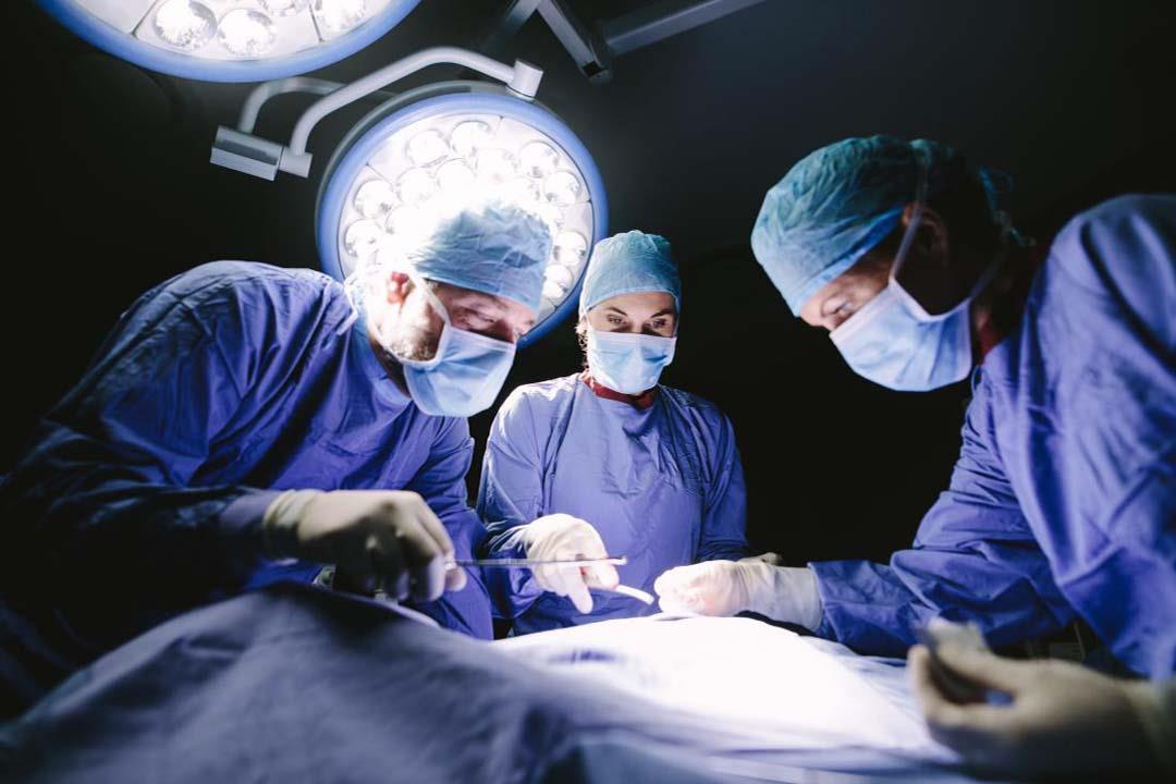 أطول العمليات الجراحية في العالم.. إحداها استمرت 4