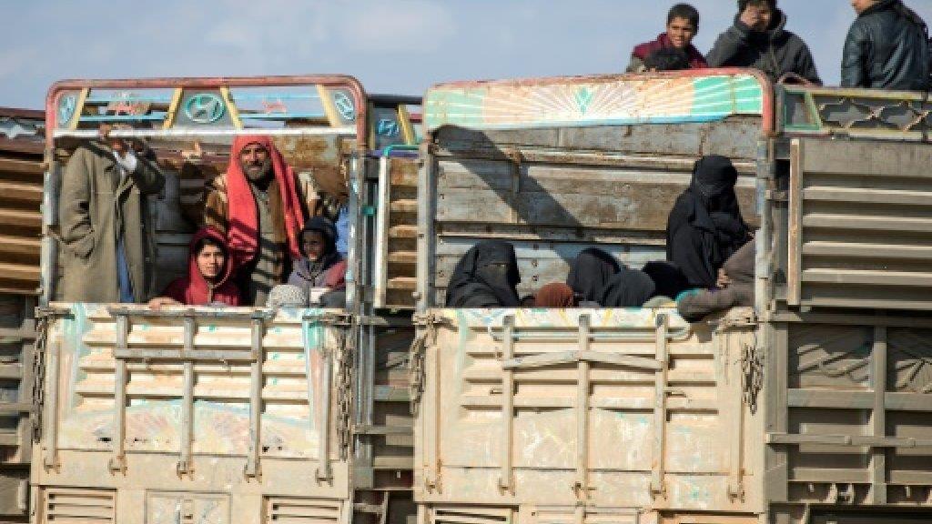 مدنيون يغادرون في شاحنات قرب الباغوز اخر معاقل تنظ