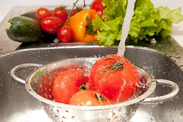  كيف تُعقم الخضروات والفاكهة وتتخلص من تلوثها بالم
