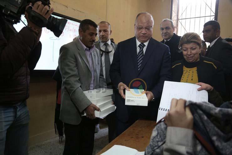 محافظ القاهرة يشهد توزيع أجهزة التابلت 