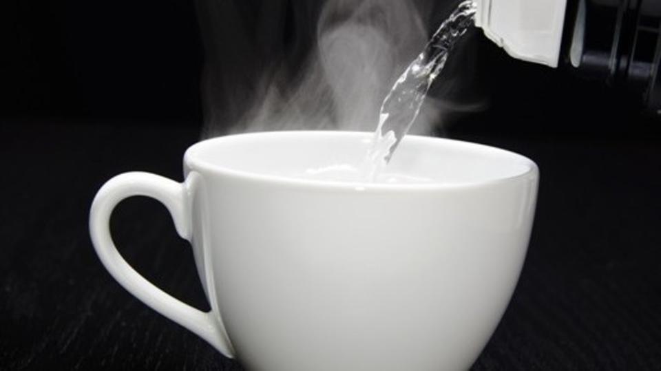 6 فوائد صحية مذهلة لشرب كوب ماء دافئ صباحاً