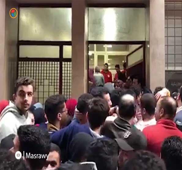 عشرات المواطنين أمام مستشفى الهلال الأحمر للتبرع ب