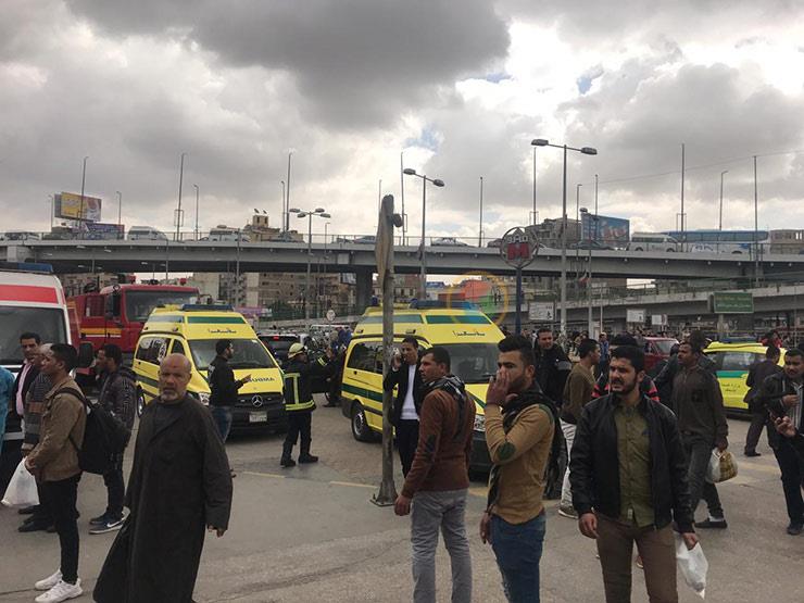 سيارات الإسعاف تنقل جثامين ومصابي محطة مصر