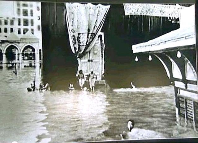 صورة قديمة للكعبة المشرفة في احدى السيول