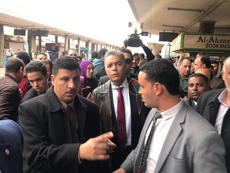 الدكتور هشام عرفات بمحطة مصر بعد الحادث