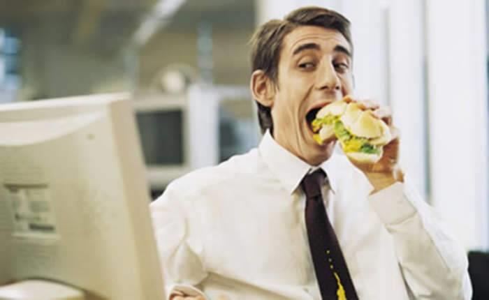 تحذير صحي للموظفين بشأن ''طعام العمل''