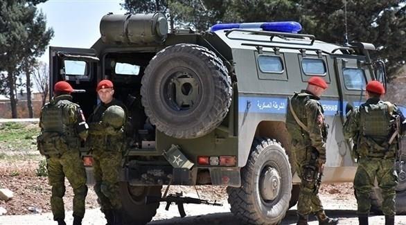 سيارات عسكرية روسية تتجول في منبج السورية
