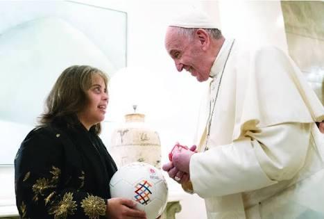 شيخ الأزهر وبابا الفاتيكان يوقعان على كرة الأولمبي