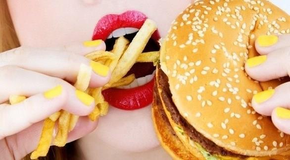 9 أطعمة تدمر صحة البشرة