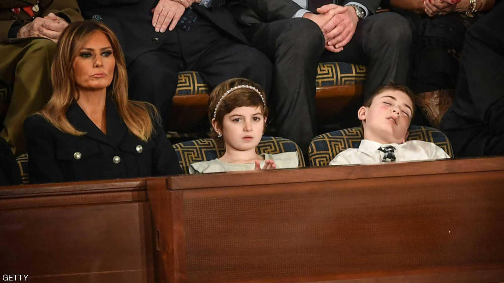 سر الطفل النائم بجوار ميلانيا أثناء خطاب ترامب