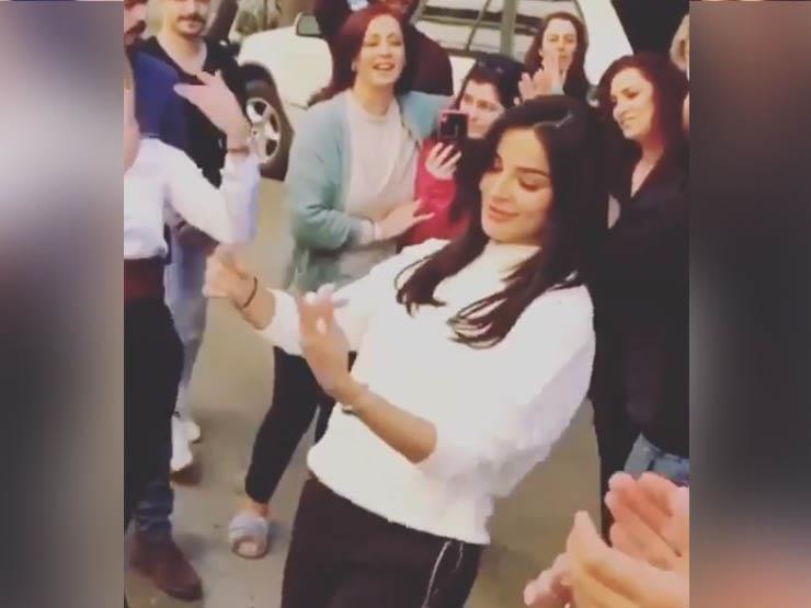 بالفيديو.. وصلة رقص لـ نادين نجيم على الطبل البلدي في عيد ميلادها