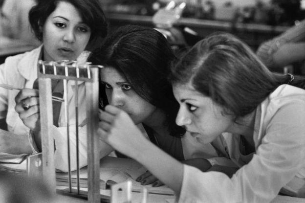 طالبات إيرانيات في أحد مختبرات جامعة طهران 1977