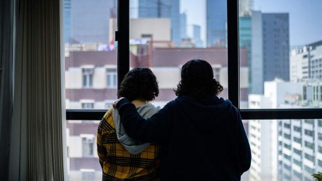الشقيقتان روان وريم تطلان من نافذة فندقهما