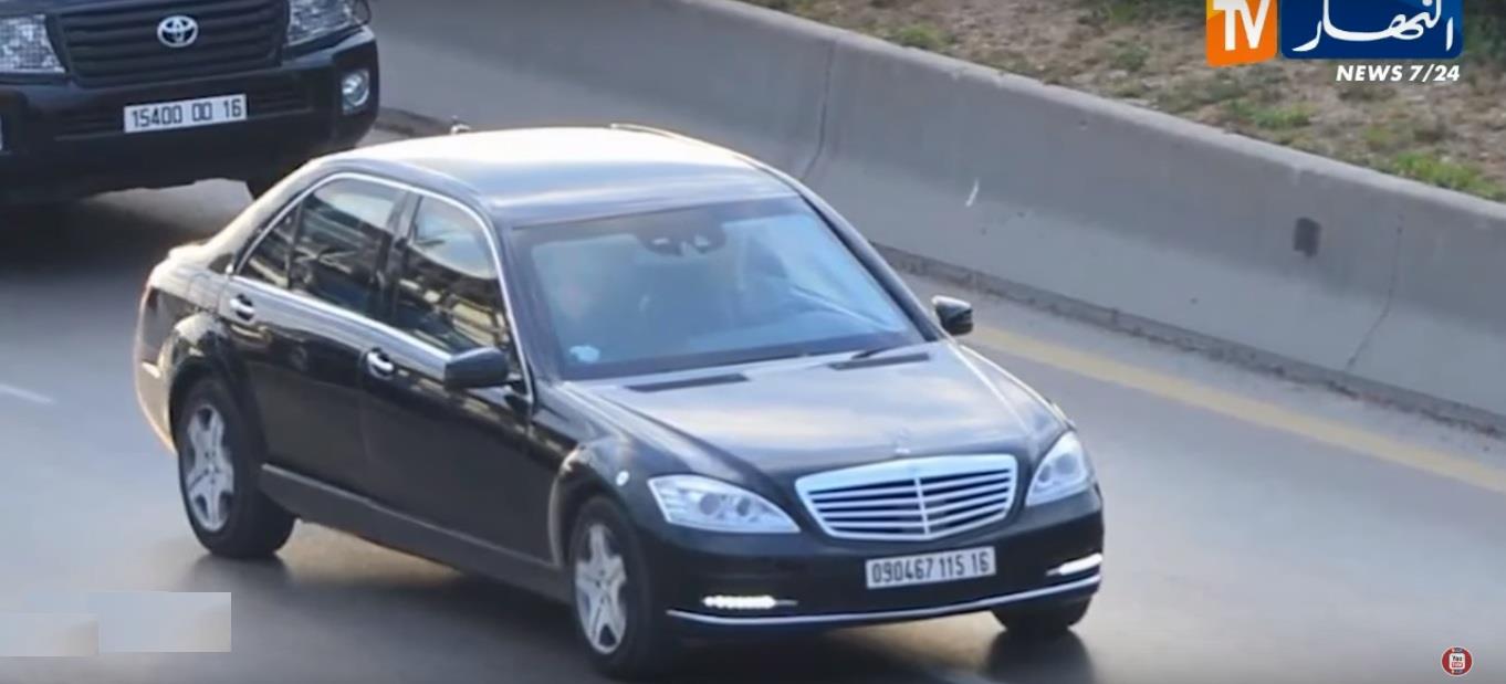 الرئيس بوتفليقة يجلس في مقعد السيارة الأمامي