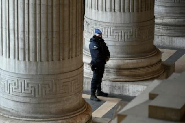 شرطي في مقر محكمة بروكسل  قبل صدور الحكم على مهدي 