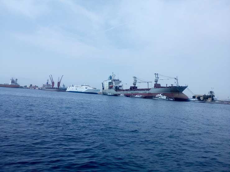 سفن بضائع متراكيه على رصيف بورتوفيق