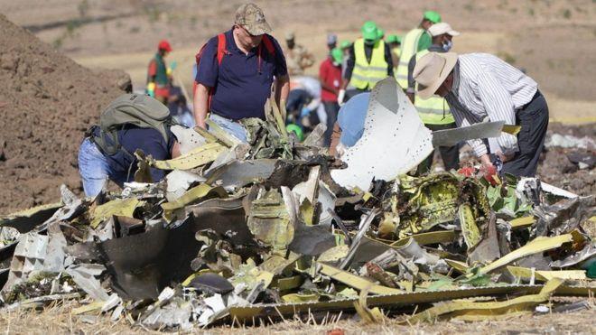 محققون يفحصون حطام الطائرة الإثيوبية المنكوبة