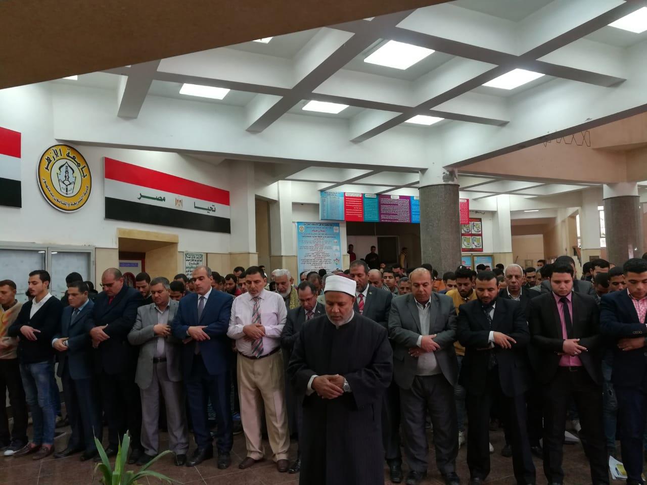 نائب رئيس جامعة الأزهر يؤدي صلاة الغائب على شهداء 