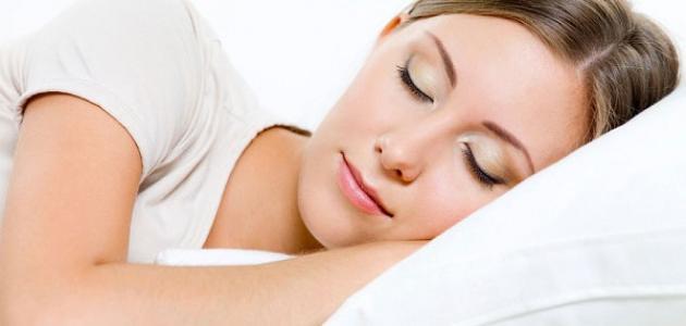 فوائد النوم بصحة البشرة