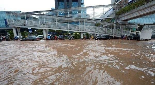 السيول والانهيارات الأرضية في إندونيسيا