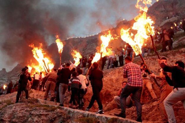 في دهوك بكردستان العراق، يحمل المئات من الشباب والشابات المشاعل