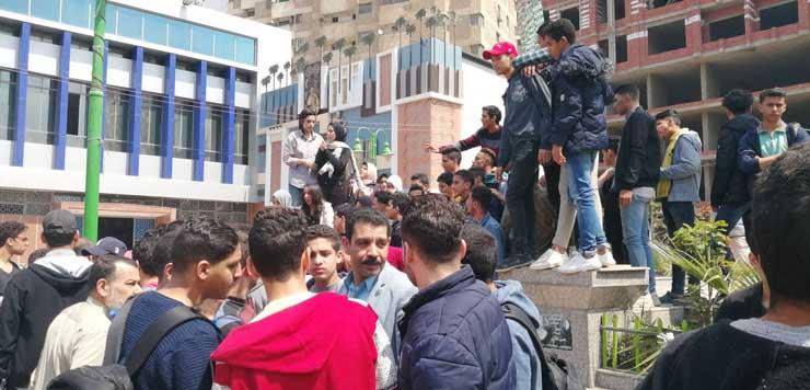 تظاهر طلاب الصف الأول الثانوي أمام المحافظة