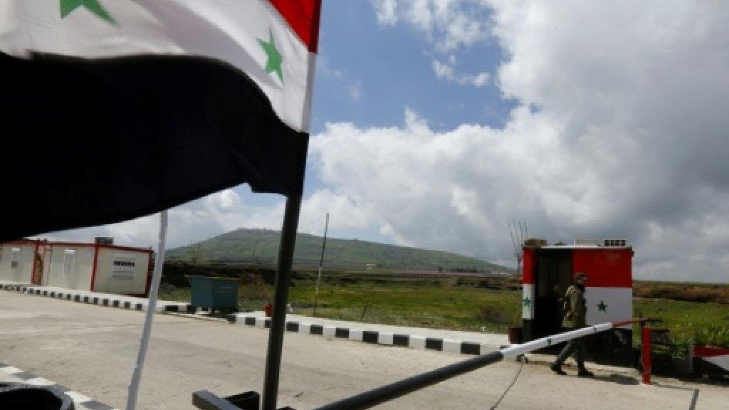 عنصر من قوات الأمن السورية عند مركز حدودي في القني