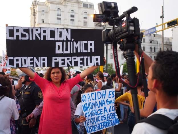 تظاهرات في بيرو للمطالبة بالإخصاء الكيميائي لمرتكب