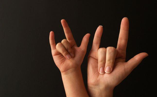 إحدى حركات لغة الإشارة
