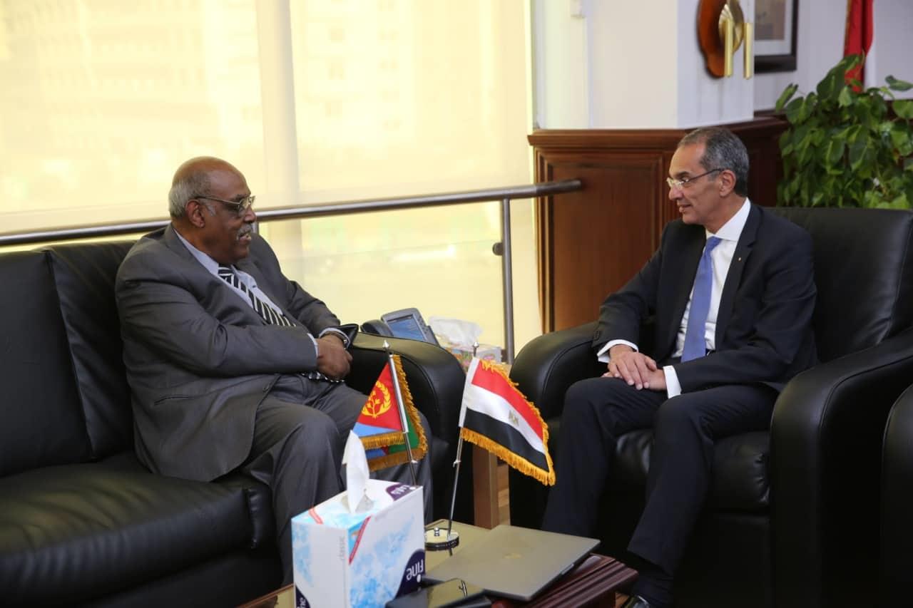 وزير الاتصالات خلال لقائه مع سفير إريتريا في مصر