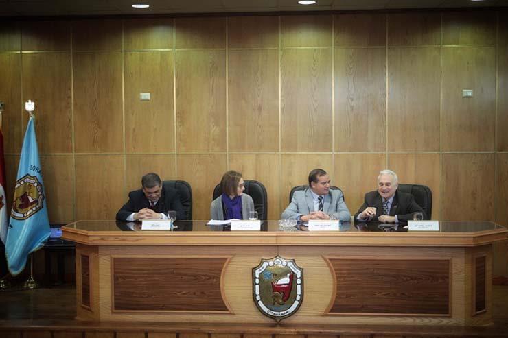 الجامعة الأمريكية بالقاهرة تفتتح مركزًا للتطوير المهني بجامعة سوهاج (2)