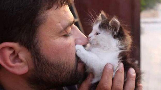 رجل القطط السوري
