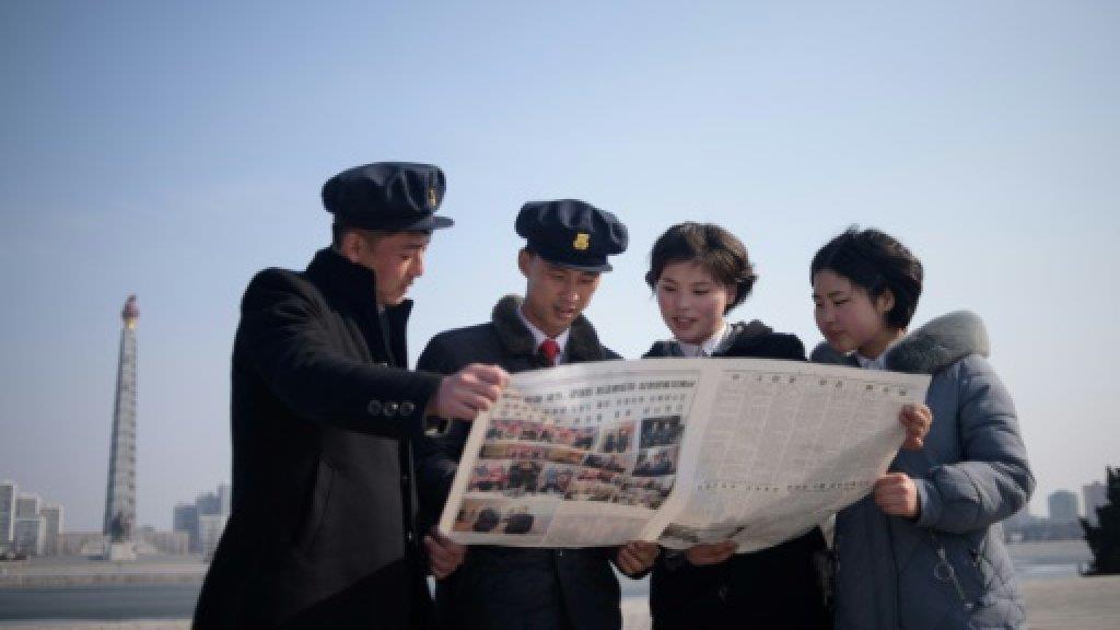 طلاب في بيونغ يانغ يقرؤون صحيفة رودونغ سيمون الرسم