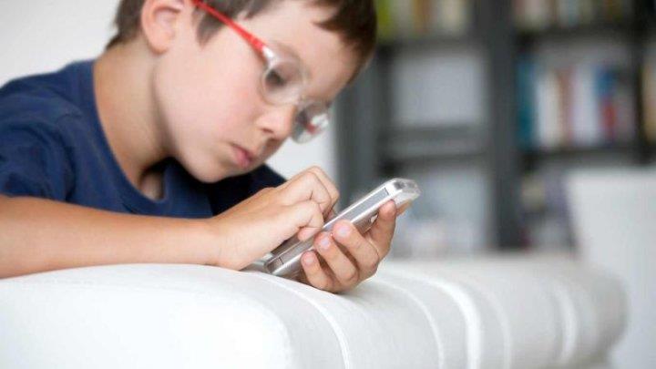 ما العمر المناسب لإعطاء الطفل هاتفا ذكيا؟