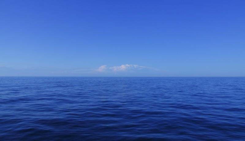  ما الذي يمد السماء والبحار بلونها الأزرق؟