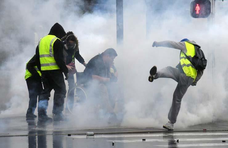 احتجاجات السترات الصفراء بفرنسا