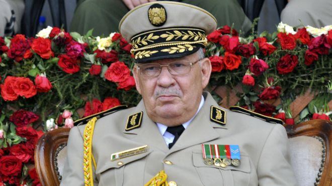 وصف صالح النخبة المحيطة بالرئيس الجزائري المستقيل،