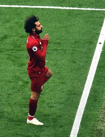 وقفة محمد صلاح بعد إحراز الهدف (3)