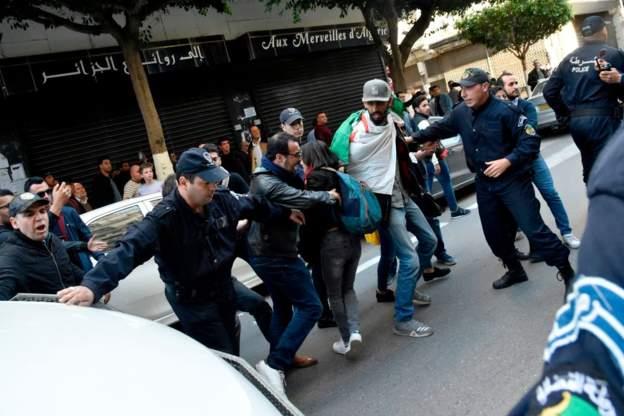 تتواصل في الجزائر التظاهرات التي تطالب بانتقال الس