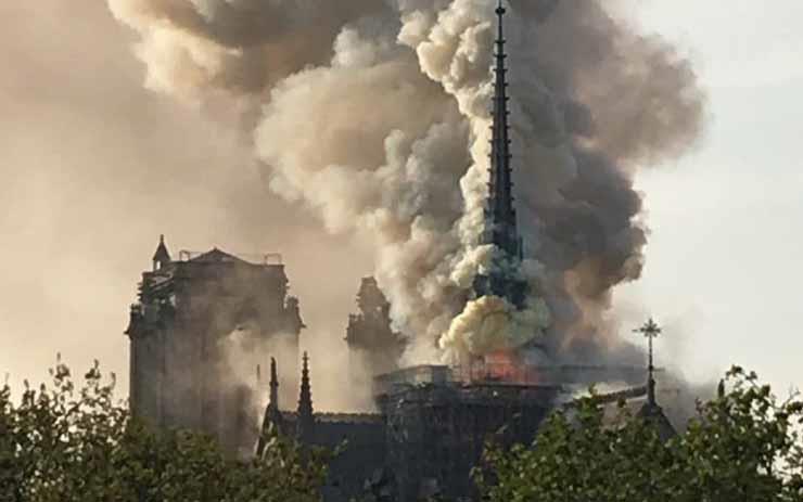 حريق كاتدرائية نوتردام 