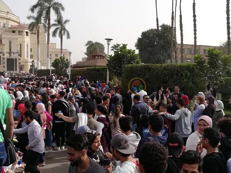 إقبال طلاب جامعة القاهرة على حفل حماقي 