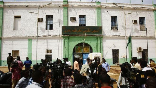 صحفيون خارج سجن كوبر في شمالي الخرطوم، عقب إطلاق س