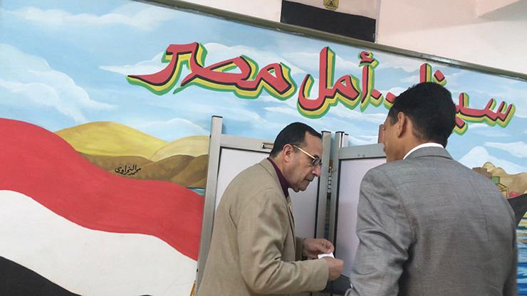 محافظ شمال سيناء يدلي بصوته في الاستفتاء على التعد