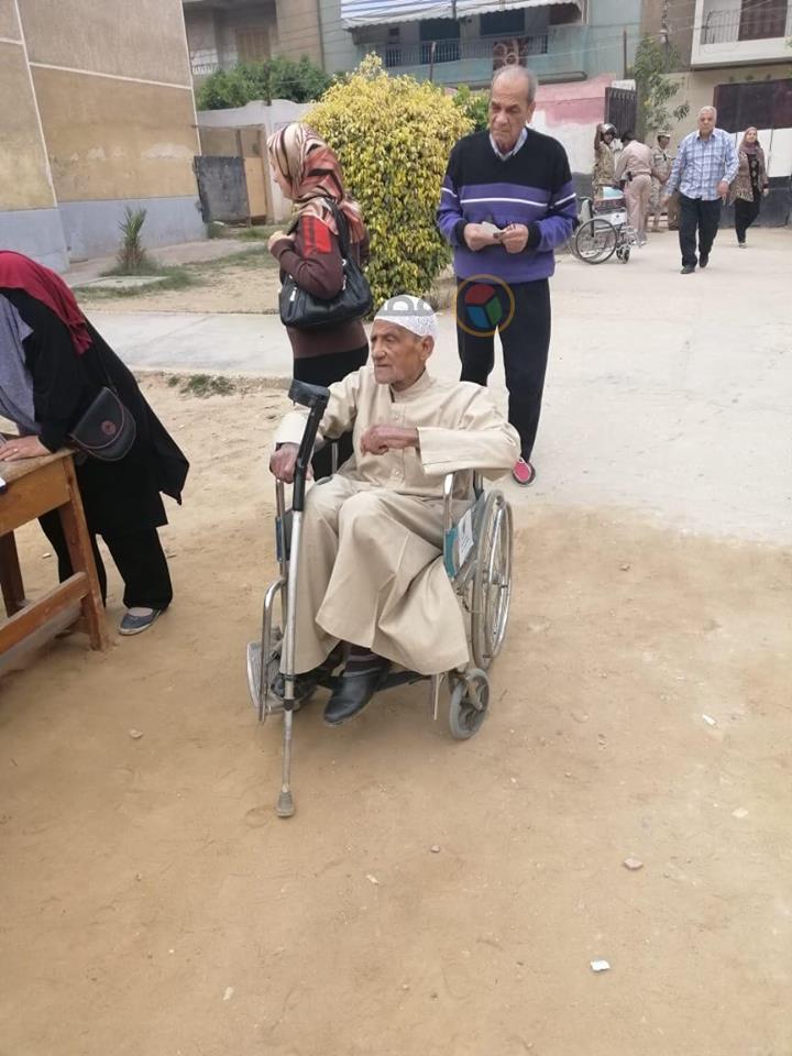 مسن يدلي بصوته في الاستفتاء على كرسي متحرك بطنطا