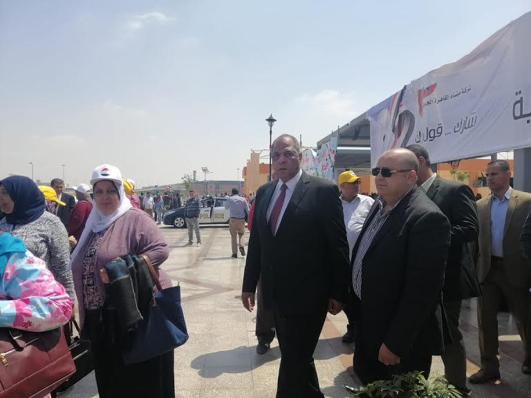 مدير أمن مطار القاهرة يتفقد لجنتي الاستفتاء في آخر